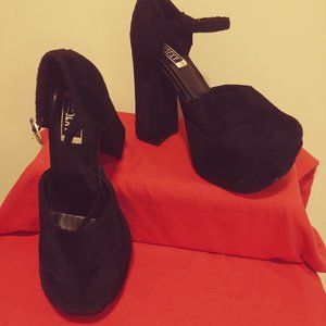 Faux fur platform shoes - EXCELLENT CONDITION! 5" heel, 2" platform